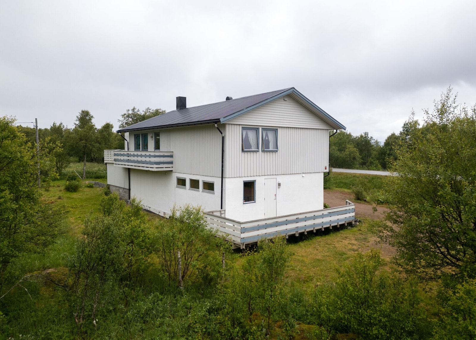 Hagen er utført med plen, trær og beplantning Galleribilde