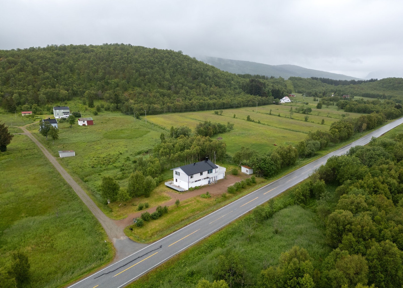 Eiendommen sett fra lufta og nærområdet rundt Galleribilde