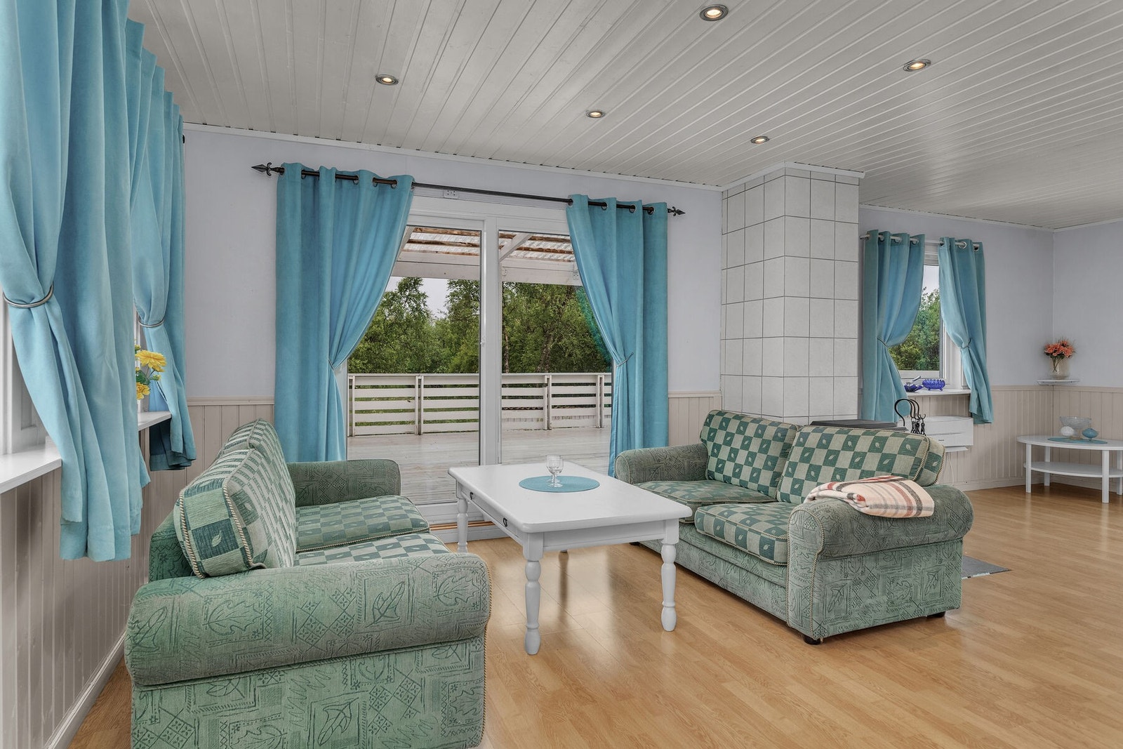 Fra stuen er det skyvedører med direkte utgang til den romslige verandaen Galleribilde