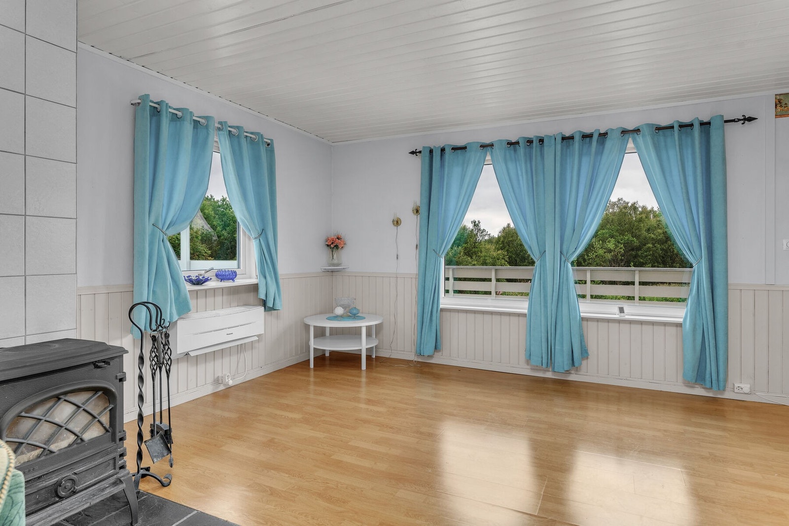 Store vinduer gir mye naturlig dagslys. Vedovn og varmepumpe i stuen sørger for god innetemperatur Galleribilde