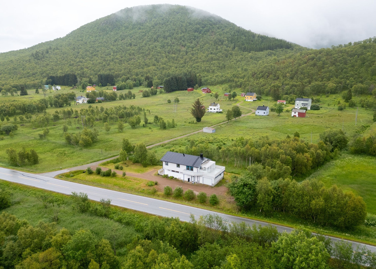 Beliggenhet i landlige omgivelser med spredt bebyggelse på Kvitnes Galleribilde
