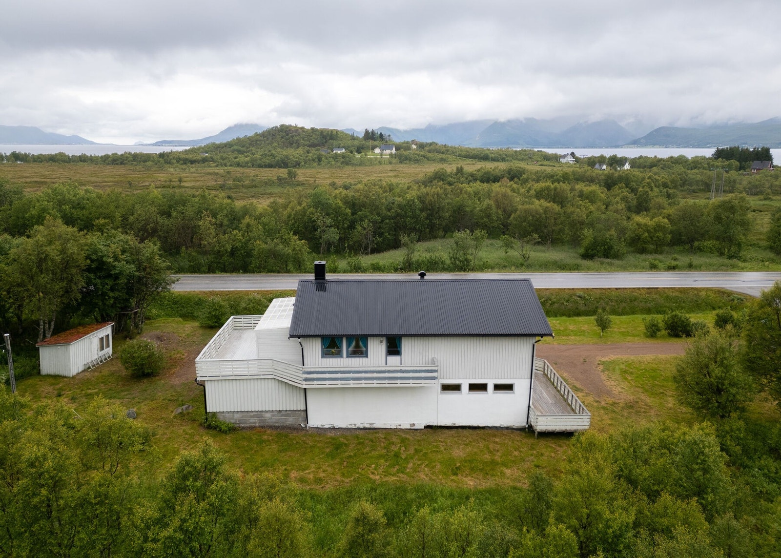 Dette er en romslig enebolig med integrert garasje Galleribilde