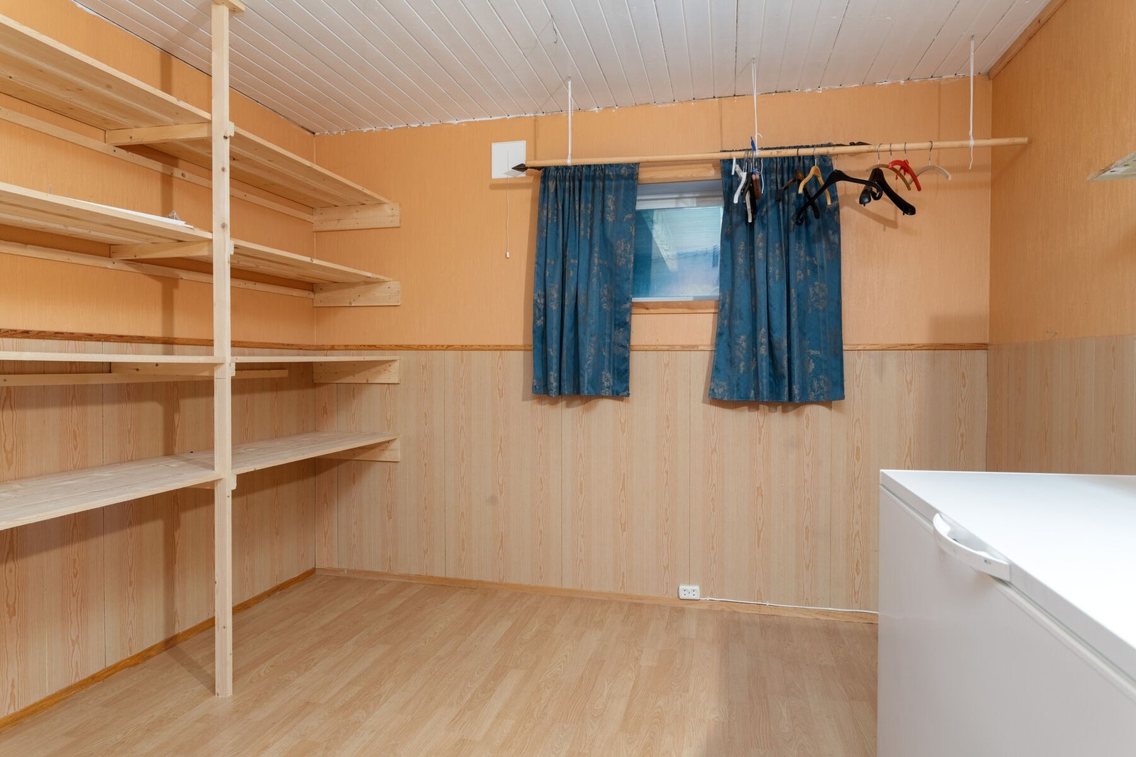 Romslig bod med adkomst fra entré Galleribilde