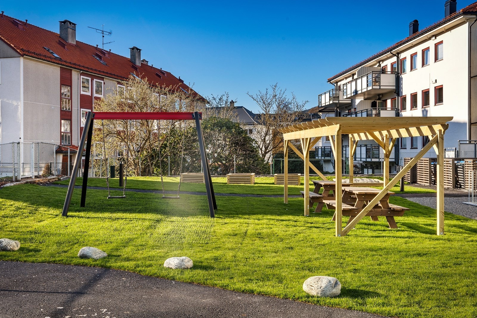 Sameiet har pent opparbeidet hage med hyggelige sosiale soner Galleribilde
