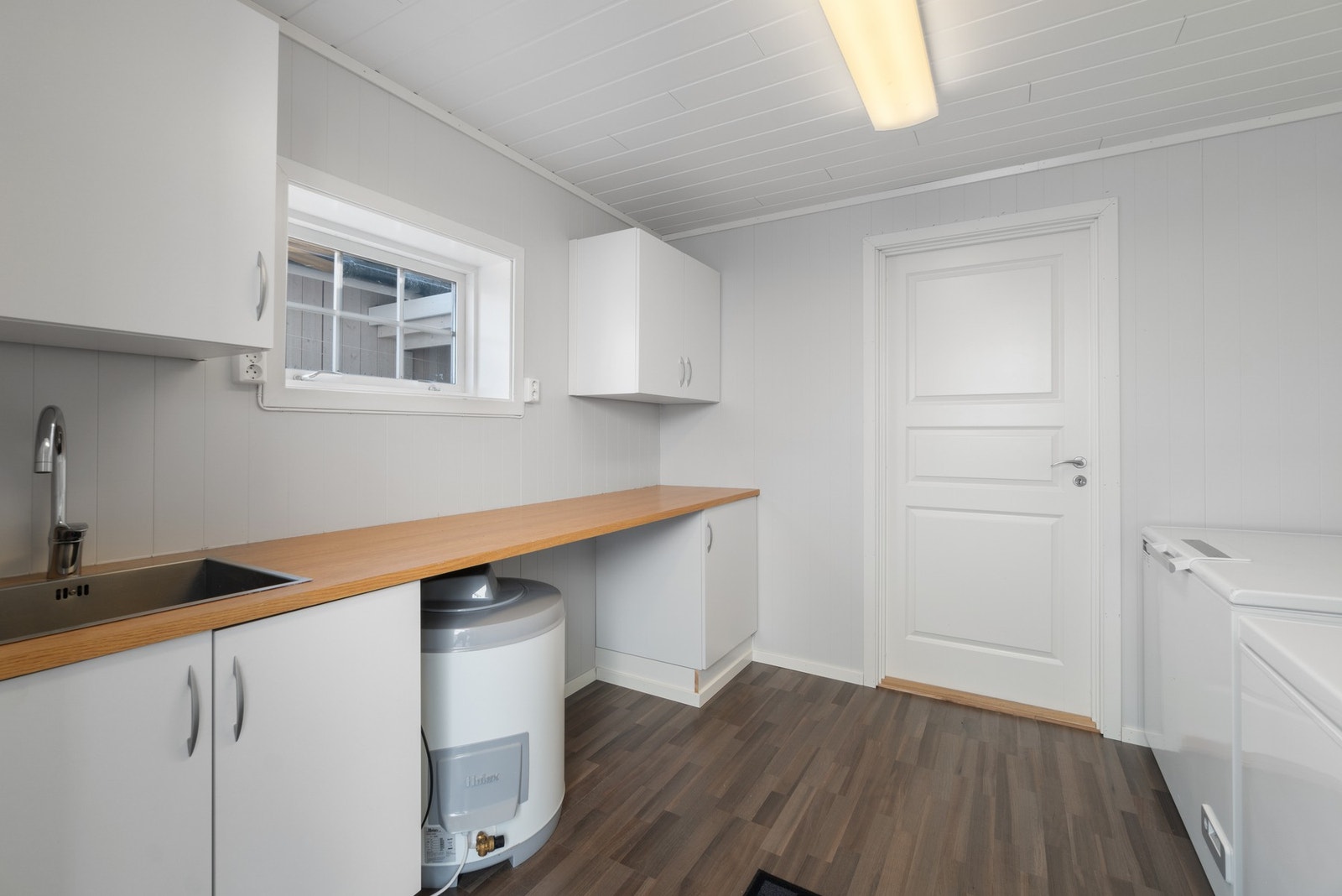 Bak garasjen er det et grovkjøkken med ytterligere god lagringsplass. Perfekt for å tilberede kortreist mat. Videre er det en bod på ca. 10 kvm i neste rom. Galleribilde