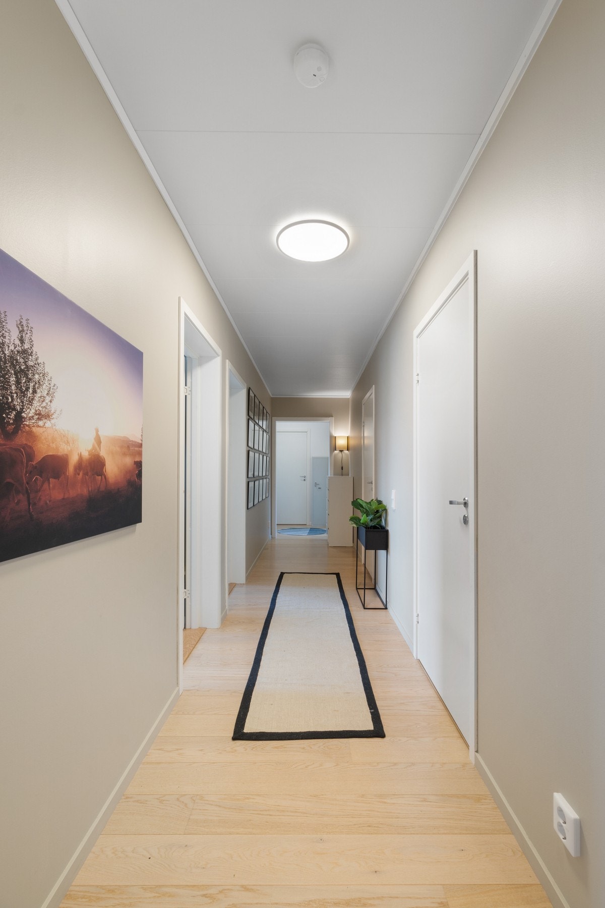 Videre i boligen er det tre soverom på venstre hånd, bad, soverom og vaskerom på høyre hånd. Walk-in closet rett fram på bildet. Galleribilde