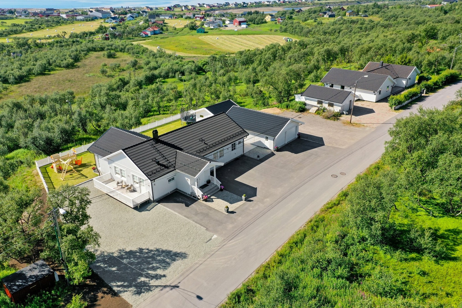 Boligen ligger på en høyde i Kirkegårdsveien med panoramautsikt over Varangerfjorden og bygda. Galleribilde