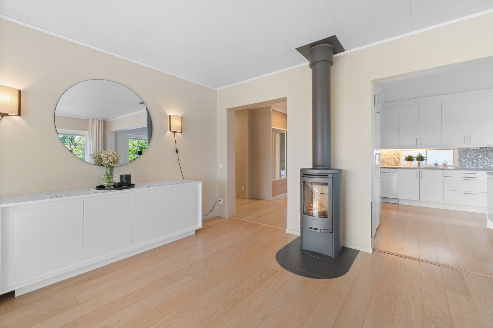 Boligen oppvarmes via vedfyrt peis. luft-til-vann varmepumpe og elektrisitet. Galleribilde