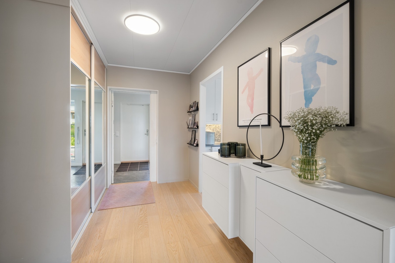 Entreen har skyvedørsgarderobe med speilfronter og god lagringsplass. Galleribilde