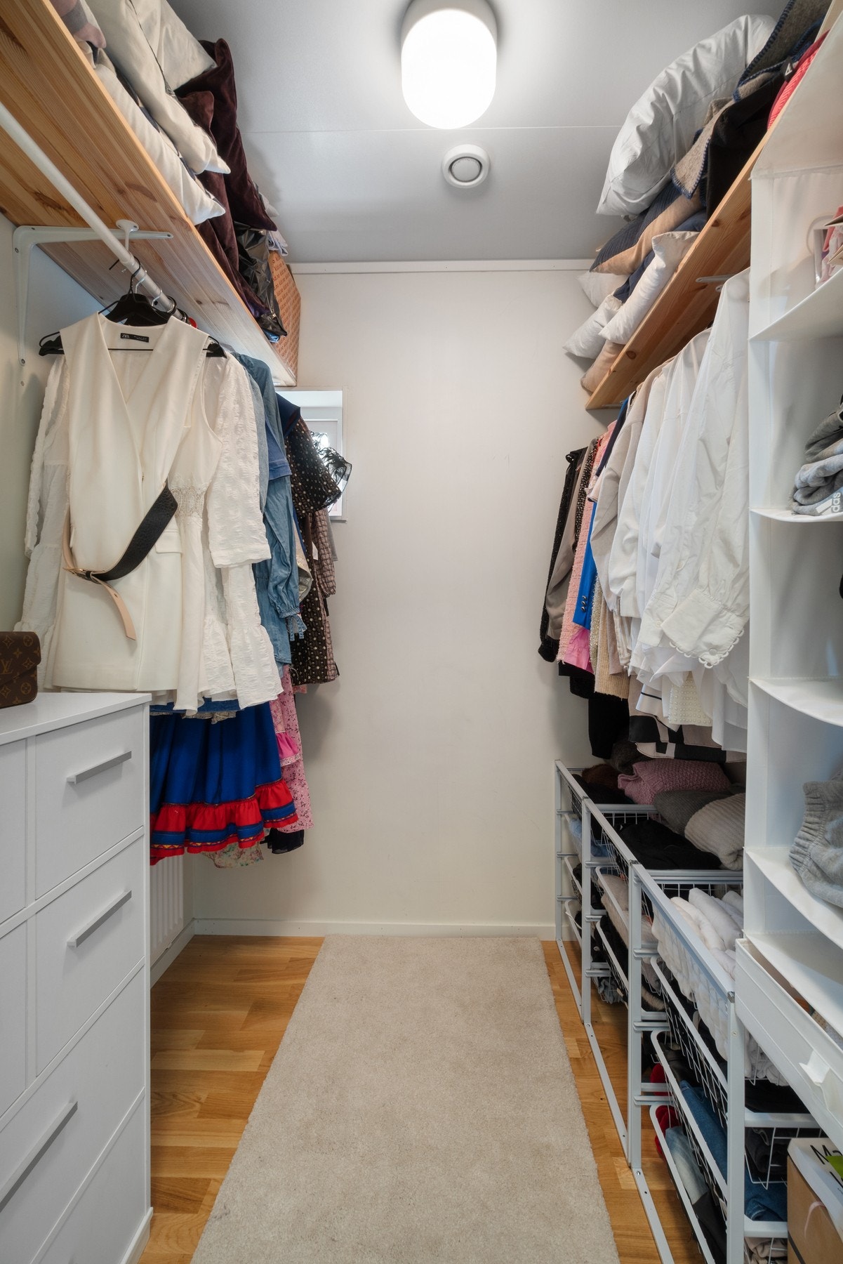 Nærliggende soverommene er det et praktisk walk-in closet. Galleribilde