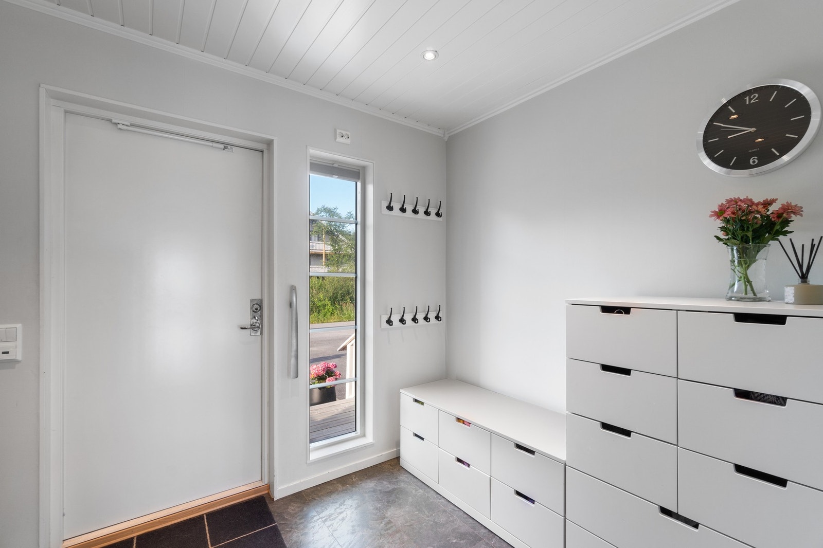 Her er det god plass til å sette fra seg yttertøyet. Legg også merke til gulvvarme i gangen og downlights i taket. Galleribilde