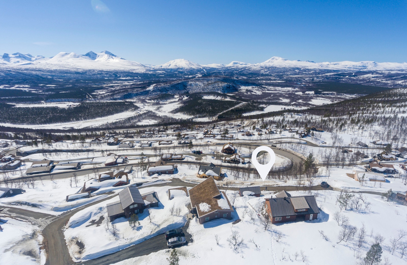 Moltebærvegen 24 har fantastisk utsikt til nærområdet, natur og mektige omkringliggende fjell Galleribilde