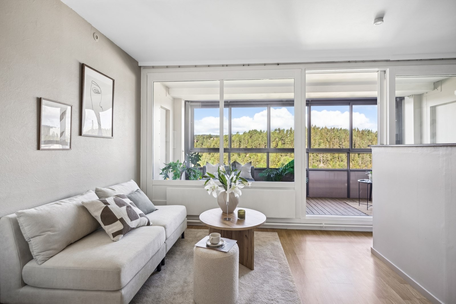 Stuen er både lys og romslig, og på tross av sin arealeffektive størrelse er den enkel å innrede med romslig sofa og egen vegg til TV-en! Galleribilde