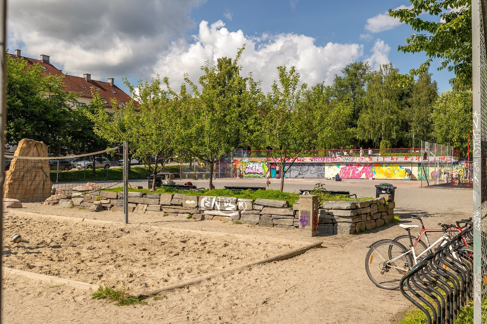 Park med volleyballbane og aktivitetsområde i nærheten av leiligheten. Galleribilde