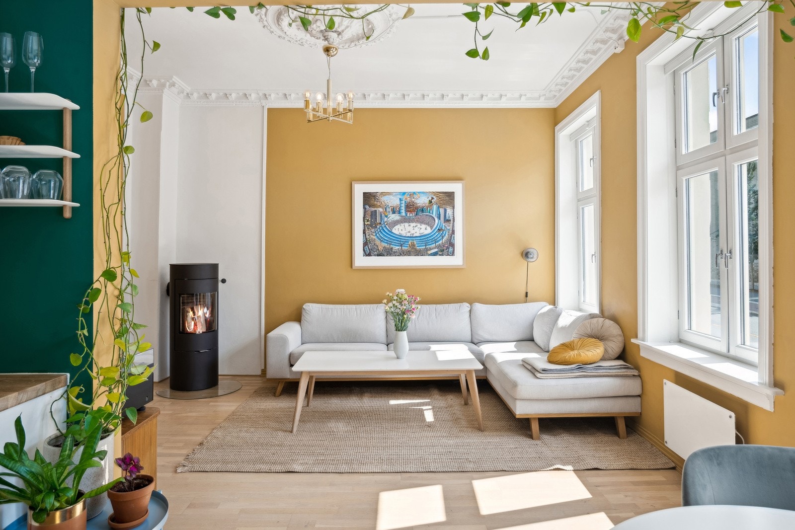 Klassisk perle med sjarm og sjel. Rosett, stukkatur, meget god takhøyde, store vindusflater med dype vindusposter Galleribilde
