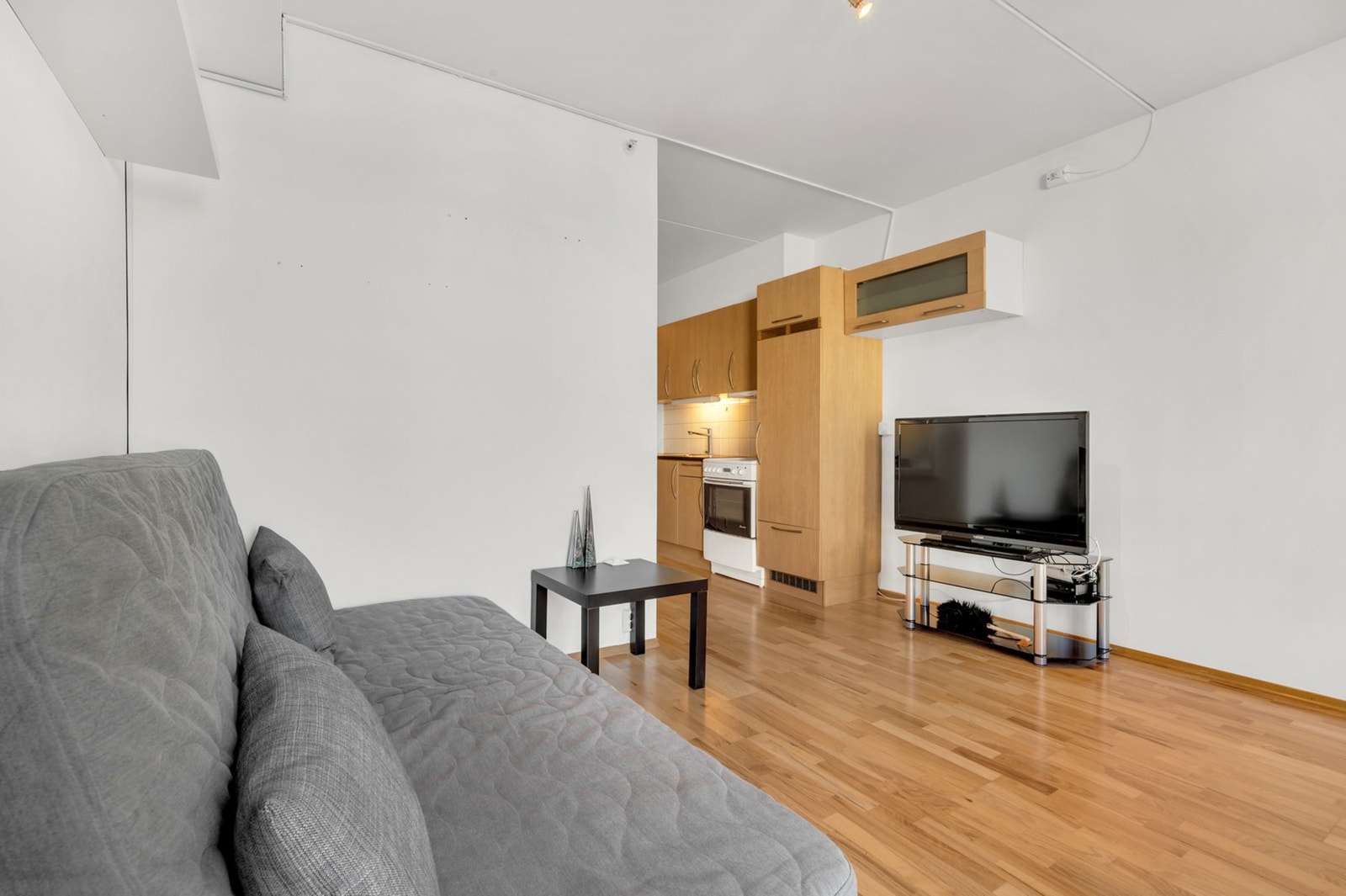 Felleskostnadene inkluderer fjernvarme, Internett , A konto strøm og Kabel-tv. Her har man virkelig alt man trenger inkludert! Leiligheten varmes raskt og økonomisk opp med fjernvarme. Galleribilde