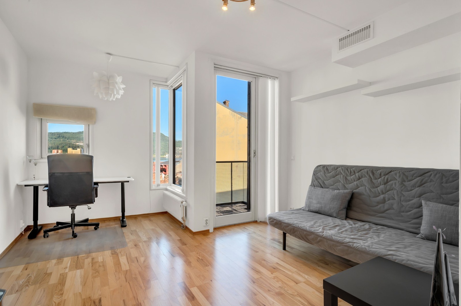 Fra stuen er det utgang til balkong med fantastisk utsikt! Galleribilde