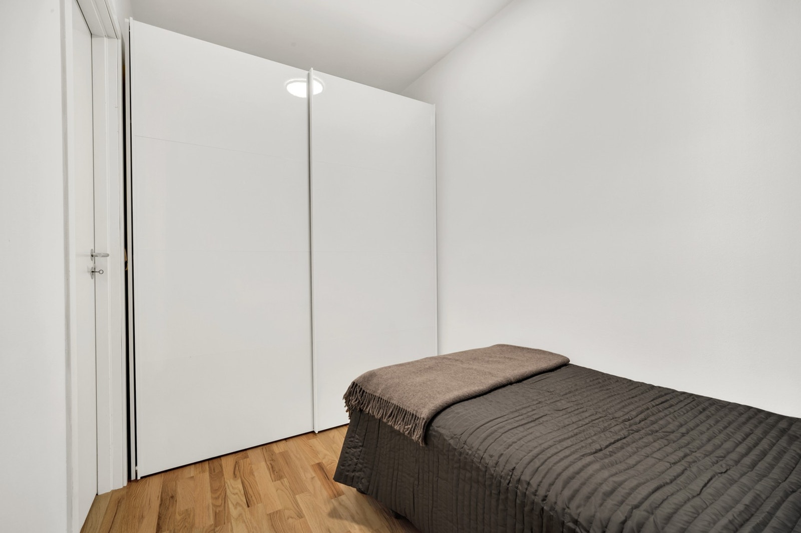 God plass til seng og skyvedørsgarderobe. Galleribilde