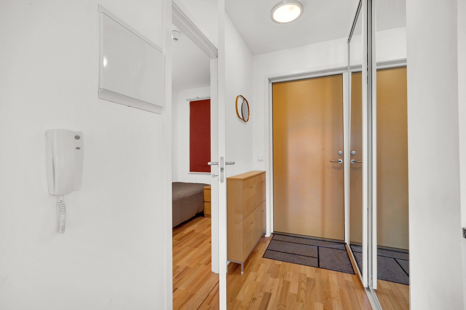 Entré. Her finner man et nyere callinganlegg og en romslig skyvedørsgarderobe. Galleribilde