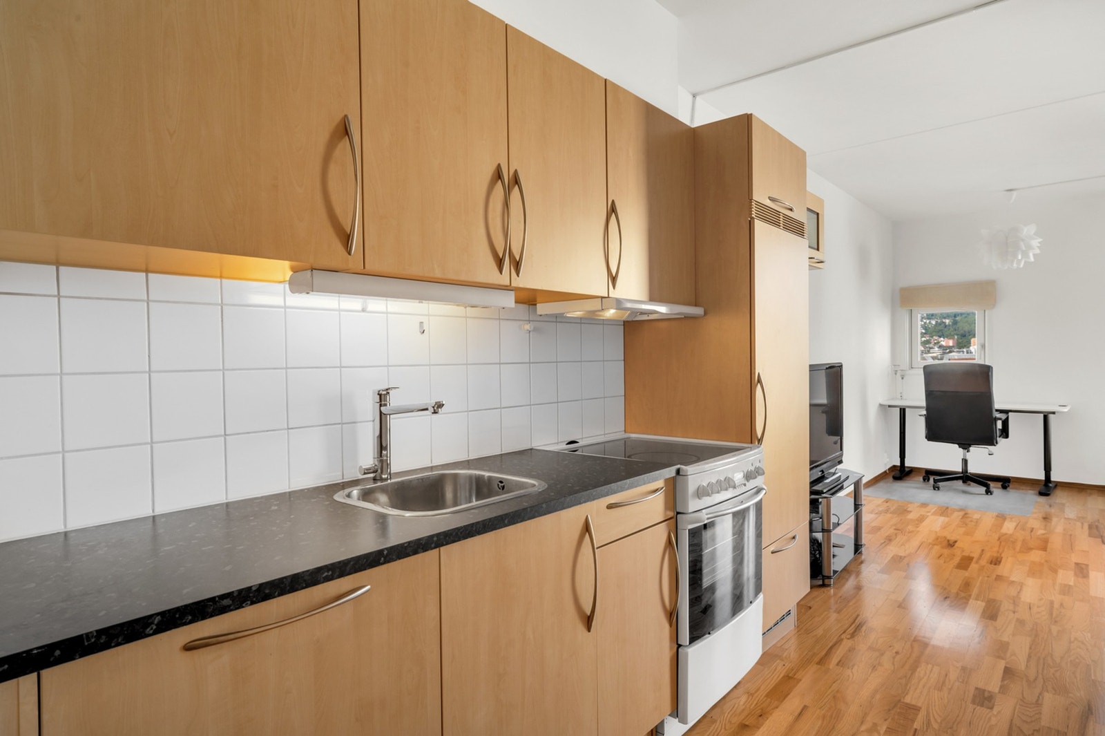 Kjøkkenet har rikelig med skap- og benkeplass. Galleribilde