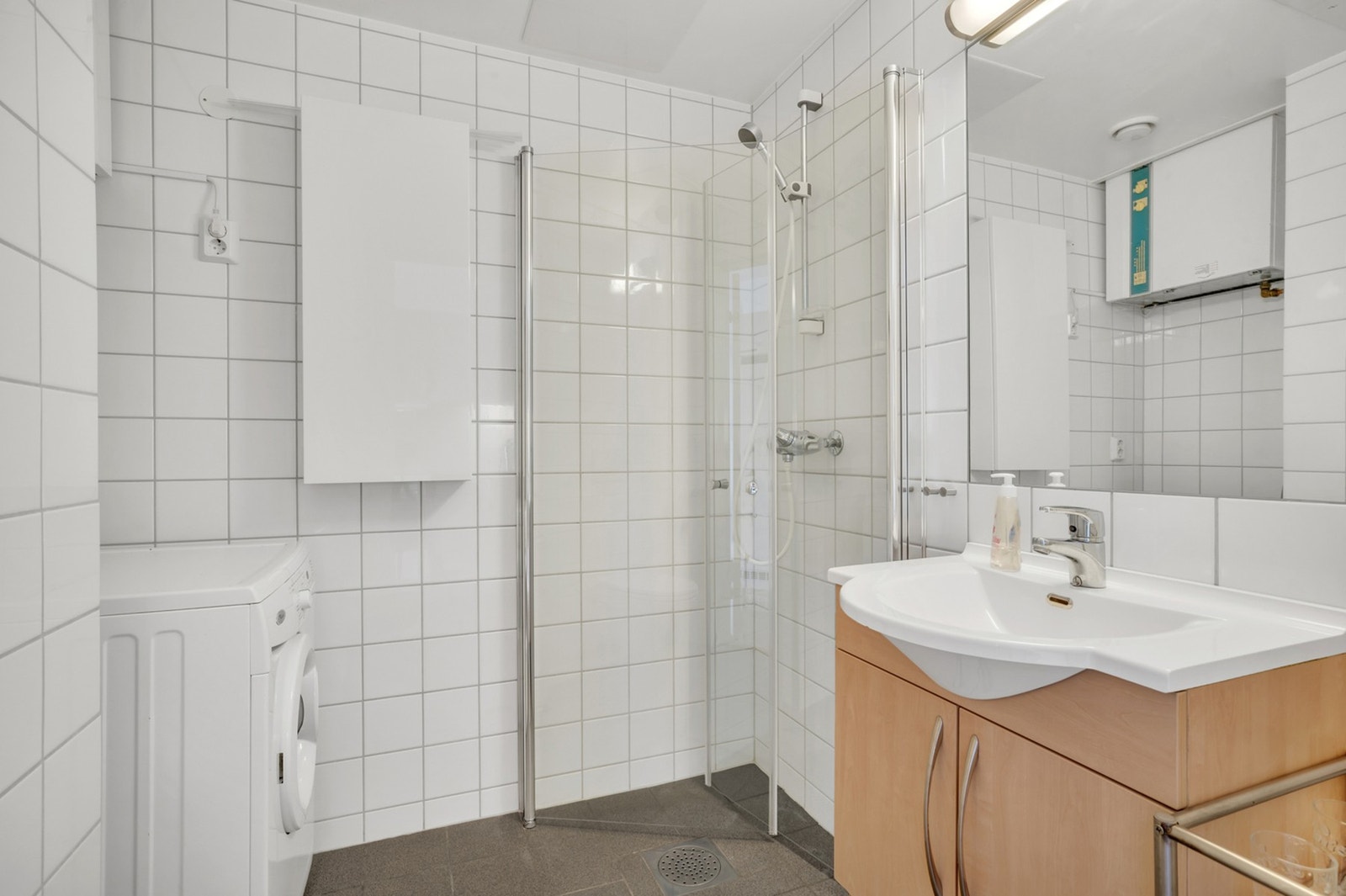 Pent flislagt bad fra 2005 med varme i gulv. Galleribilde