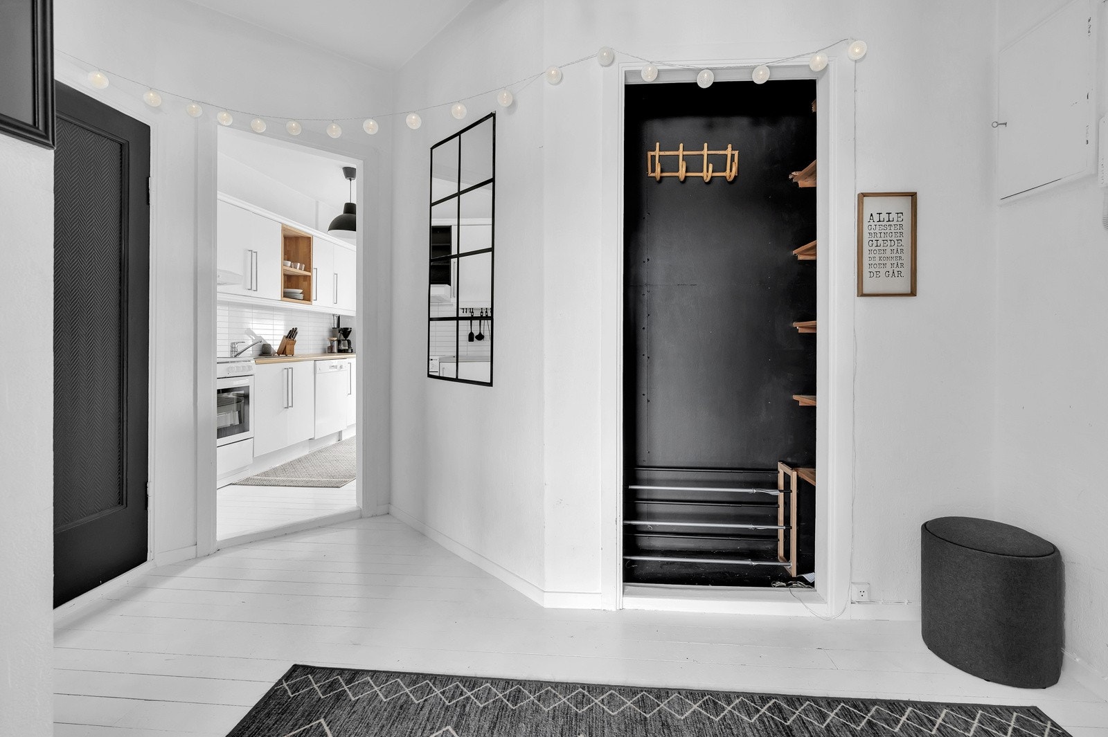 Med innebygget garderobeskap med plass til yttertøy og sko. Galleribilde