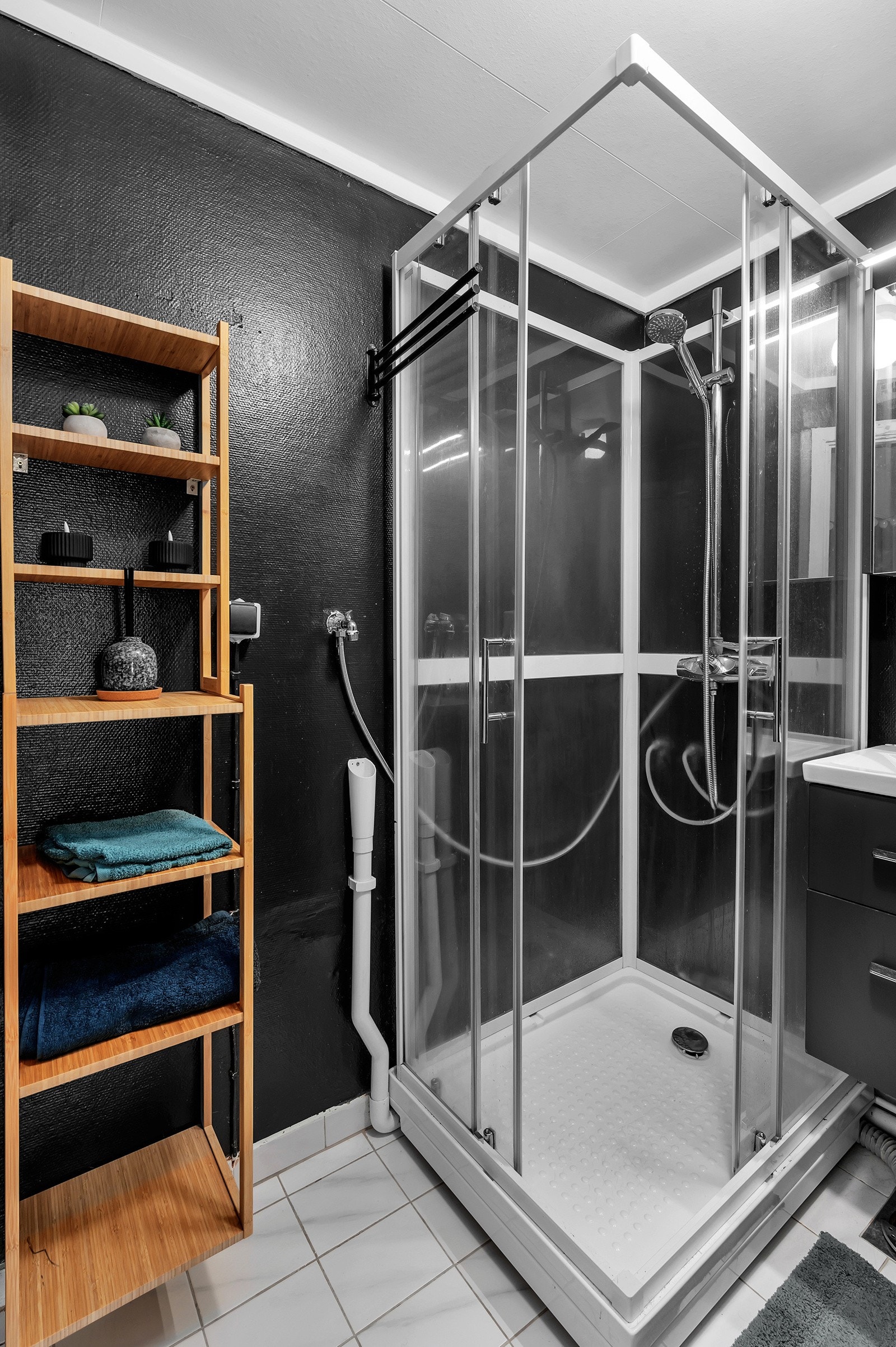 Malte vegger og tak med fliser på gulv. Galleribilde