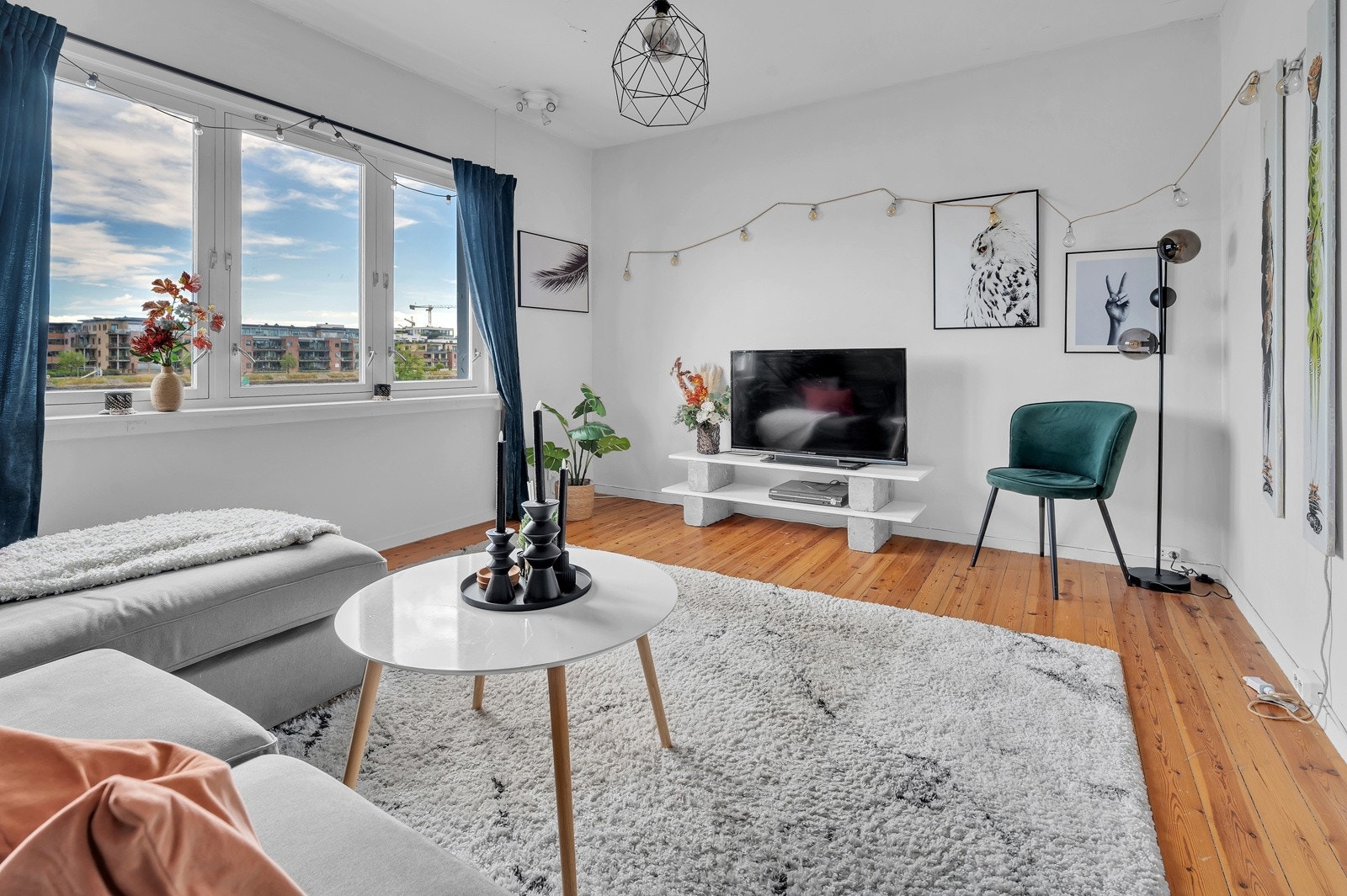 Lyse farger og store vindusflater gir en god romfølelse. Galleribilde