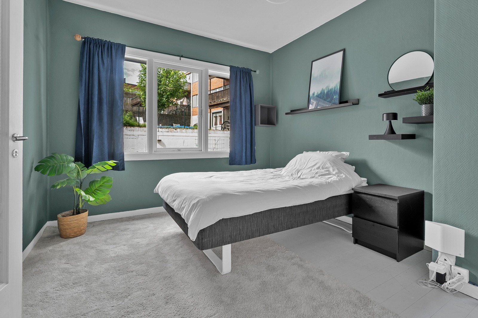 Stort og trivelig soverom med god plass til dobbeltseng. Galleribilde