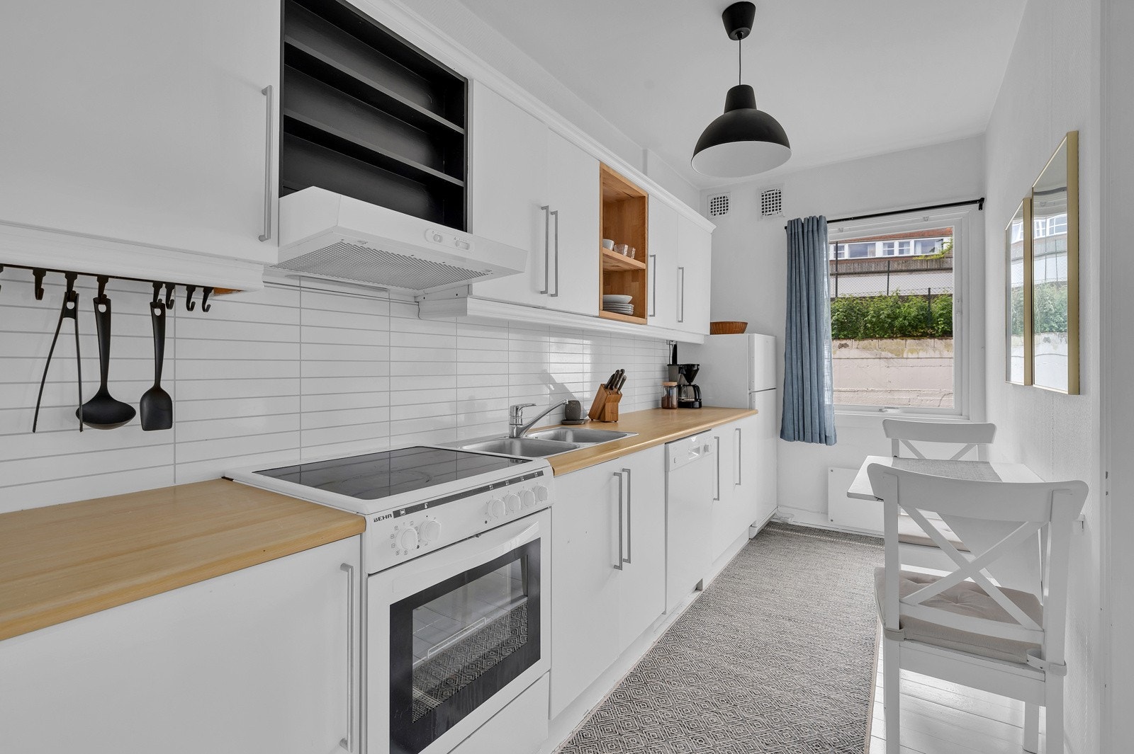 Leiligheten har et pent kjøkken med glatte fronter og benkeplate av laminat. Galleribilde