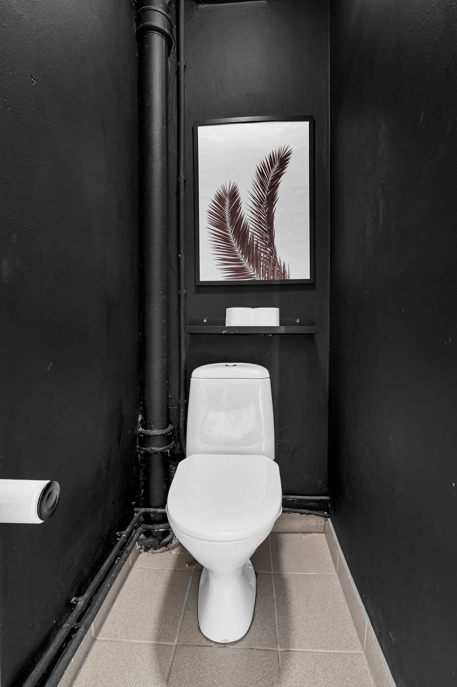 Adskilt toalettrom med fliser på gulv og malte overflater. Galleribilde