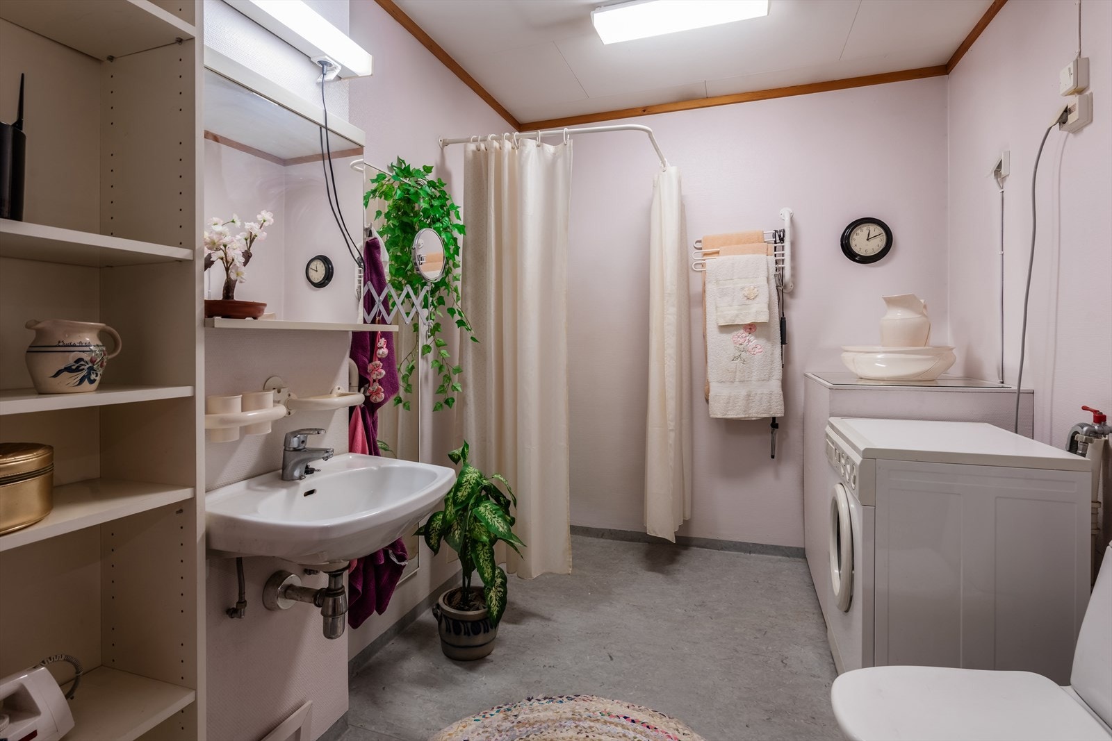Badet er romslig, og har opplegg for vaskemaskin. Galleribilde