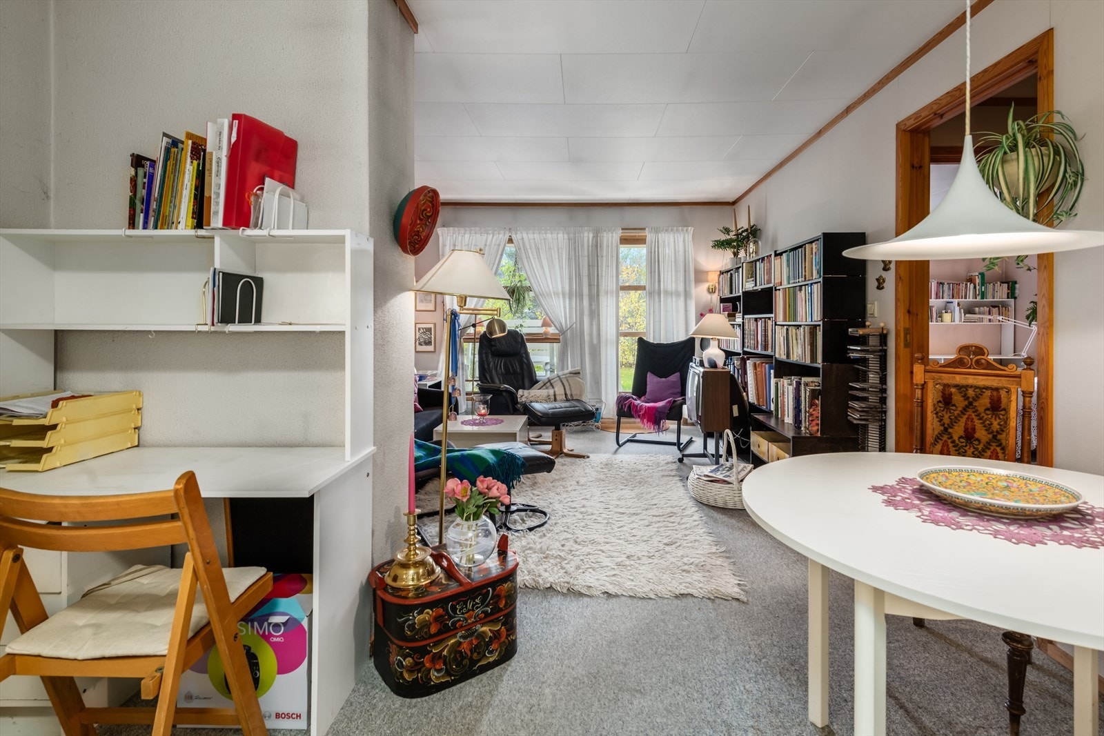Videre ser vi inn i leilighetens stue. Galleribilde