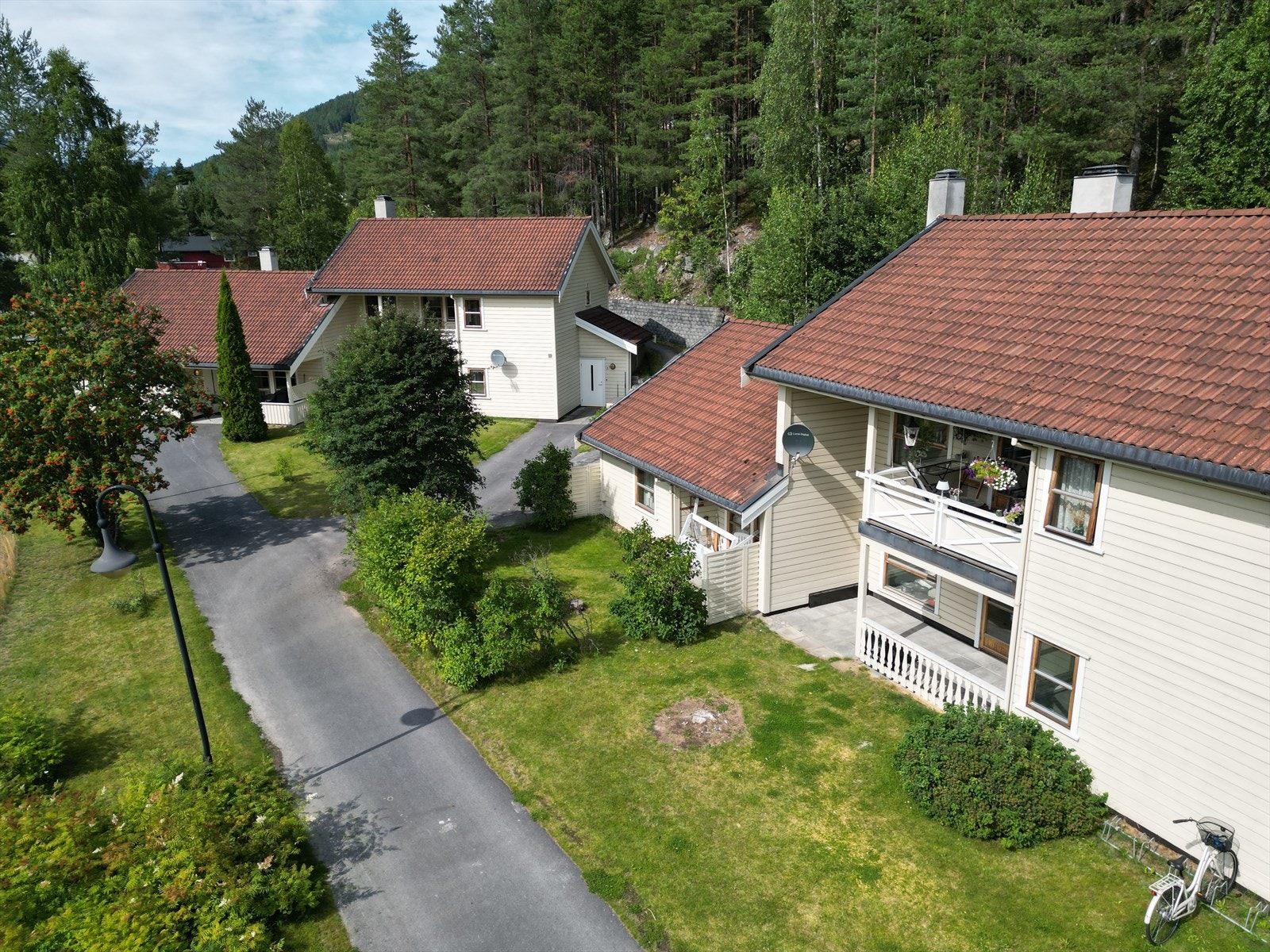 Leiligheten ligger kun 2 km fra Nesbyen sentrum, med fine og opplyste gang- og sykkelveier. Galleribilde