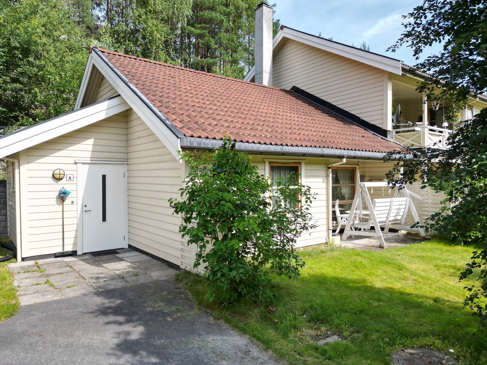 Foran inngangspartiet er det hellelagt, og man har lett tilkomst til hagen foran leiligheten. Galleribilde