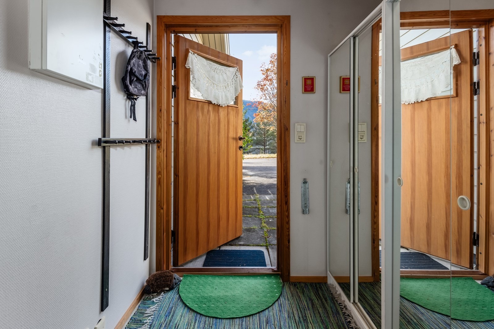 Entrégang med garderobeskap og plass til å henge av seg yttertøy. Galleribilde