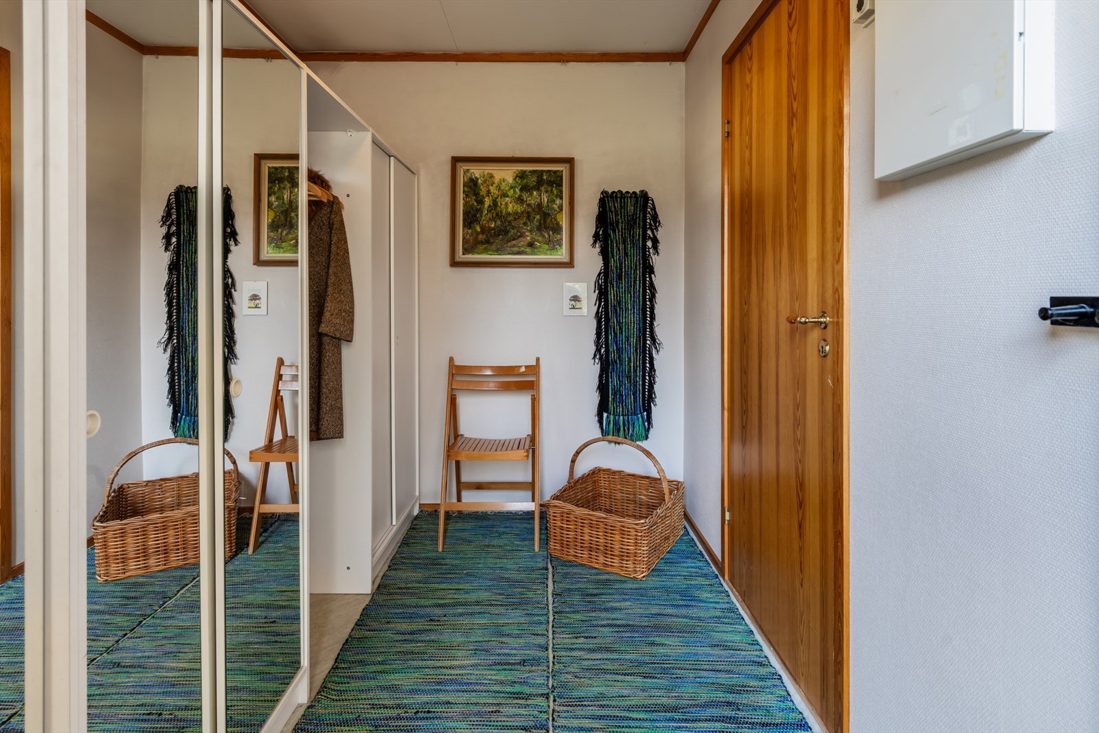 Godt med lagringsplass. Dør som skjermer inn mot resten av leiligheten. Galleribilde