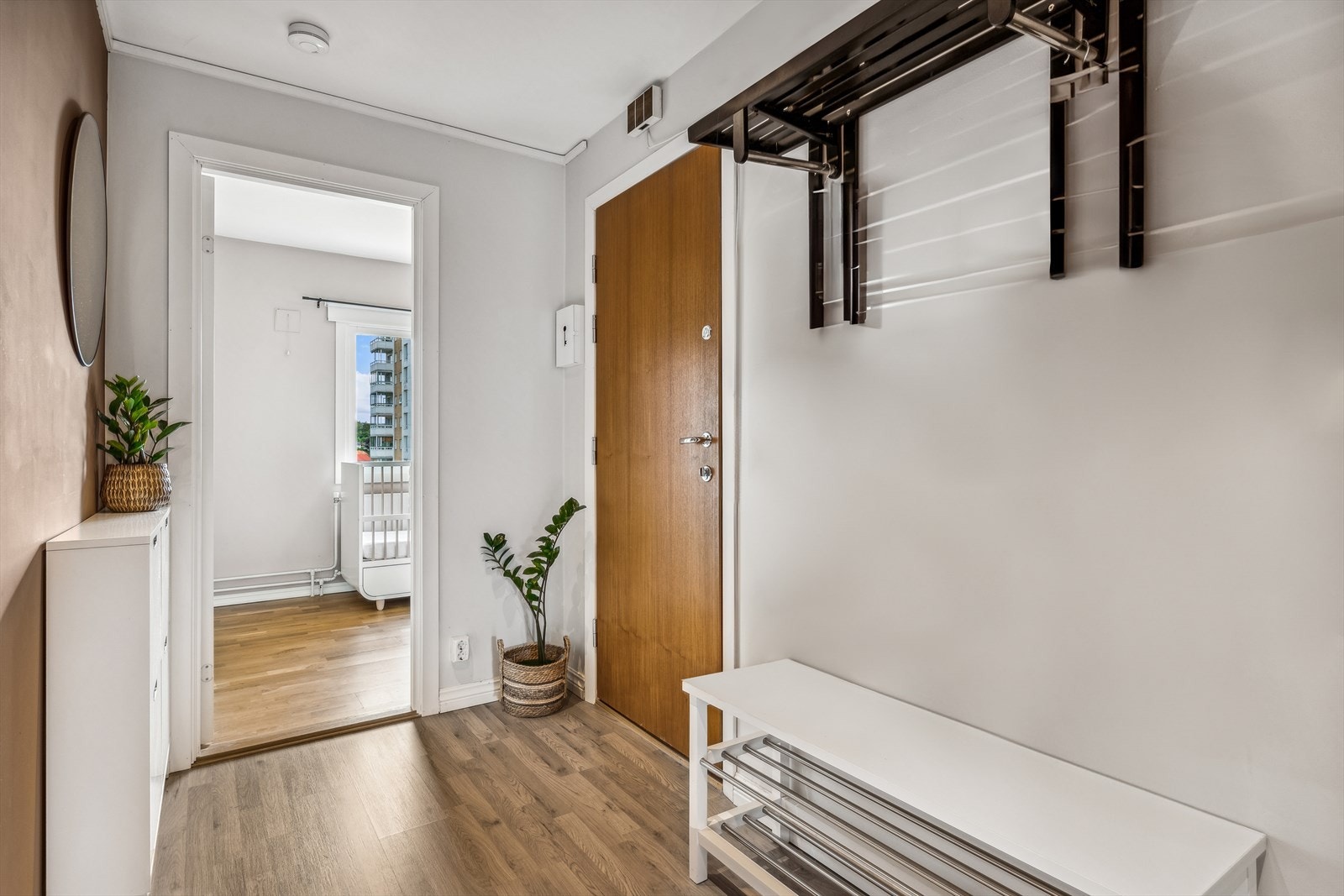 Velkommen inn i en romslig entré med god plass til å henge av seg yttertøy. Entréen gir en varm velkomst inn til boligen. Galleribilde