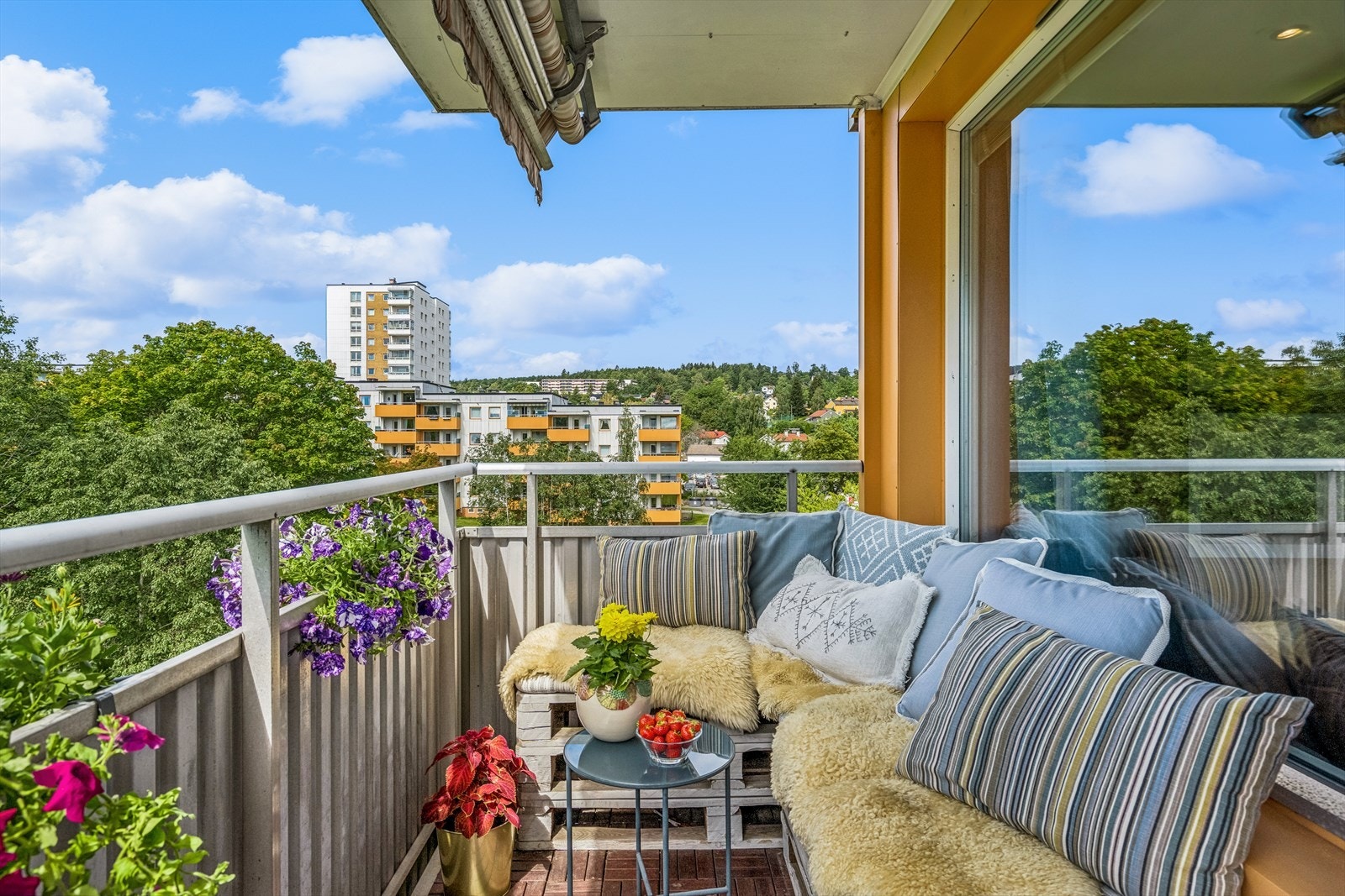 Den sydvendte balkongen får mye sollys gjennom dagen og beholder solen til langt på kveld sommerstid. Galleribilde