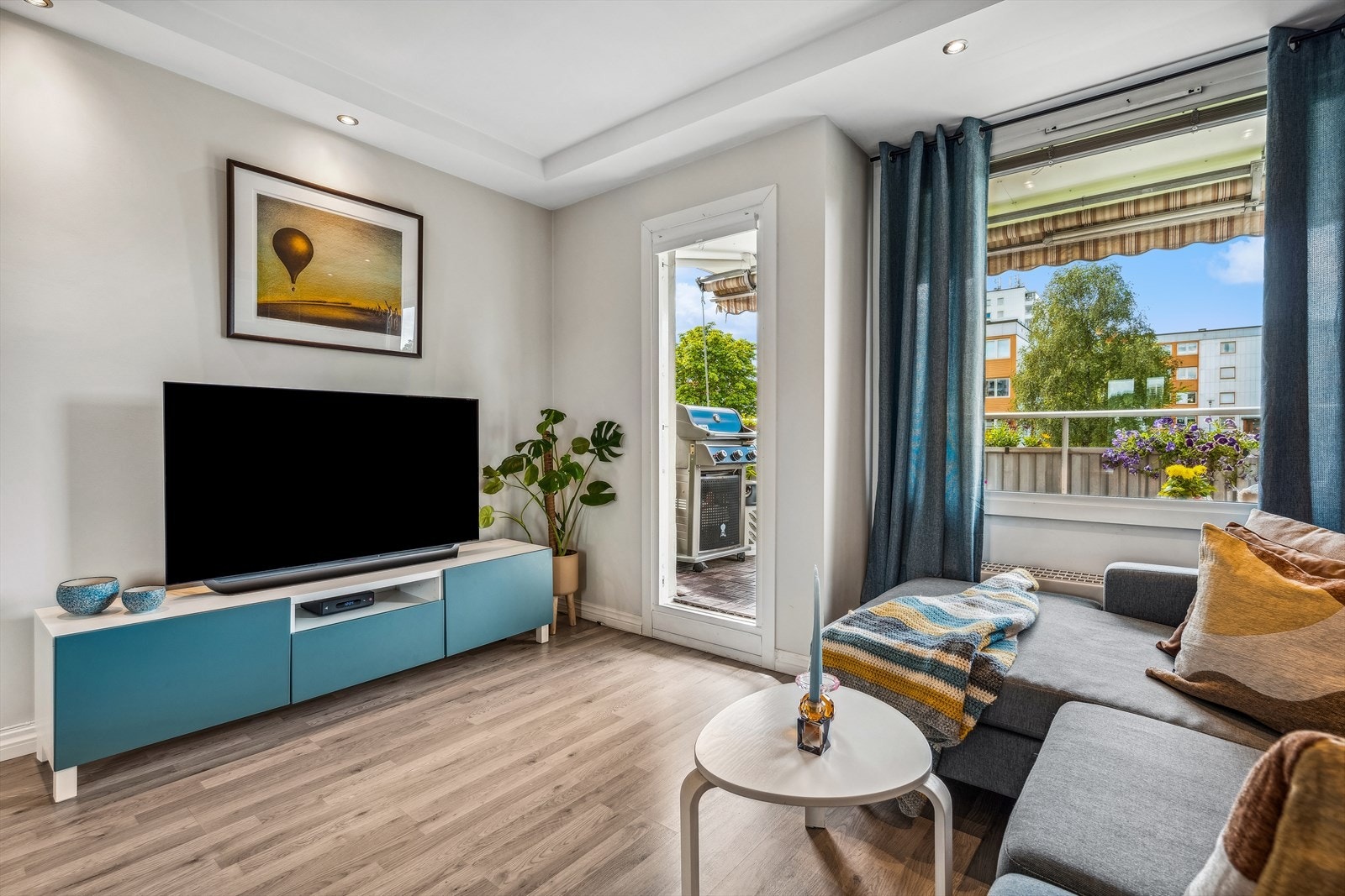 Her er det god plass til sofagruppe, TV-seksjon og øvrig ønsket møblement. Galleribilde