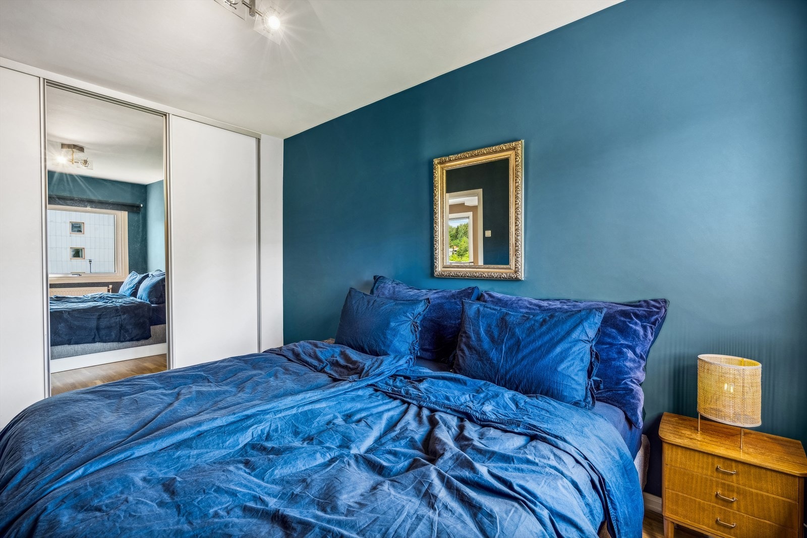 Denne boligen tilbyr 3 soverom, hver med ypperlig god romfølelse og tilstrekkelig plass til dobbeltsenger og ønskelig møblement. Galleribilde