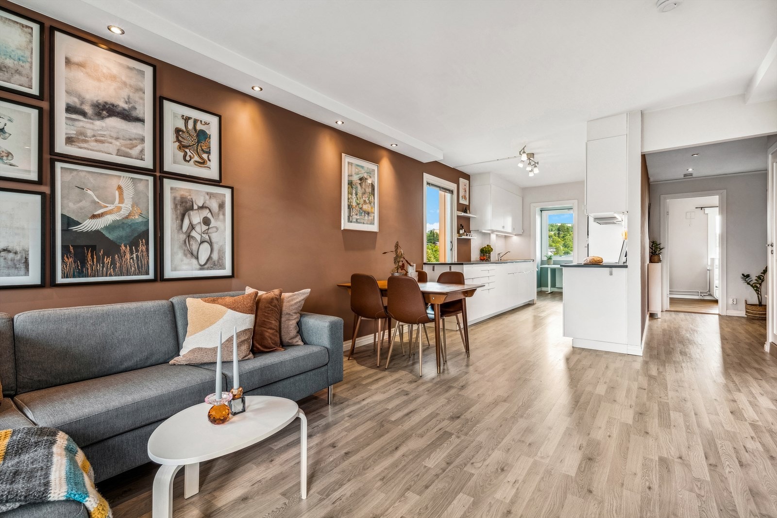 Den åpne kjøkken/stue-løsningen byr på en arealeffektiv planløsning. Her kan det enkelt deles inn i to soner - en for hyggelig spisestue og en for sofagruppe. Galleribilde