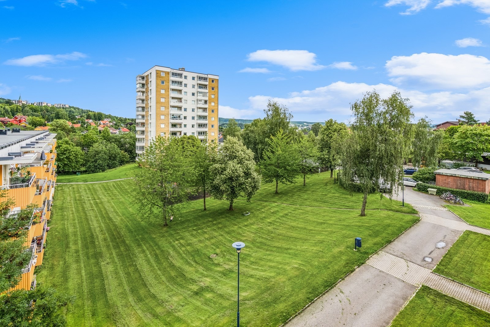 Det store vinduet på kontoret har idyllisk utsikt som skaper en meget god romfølelse. Galleribilde