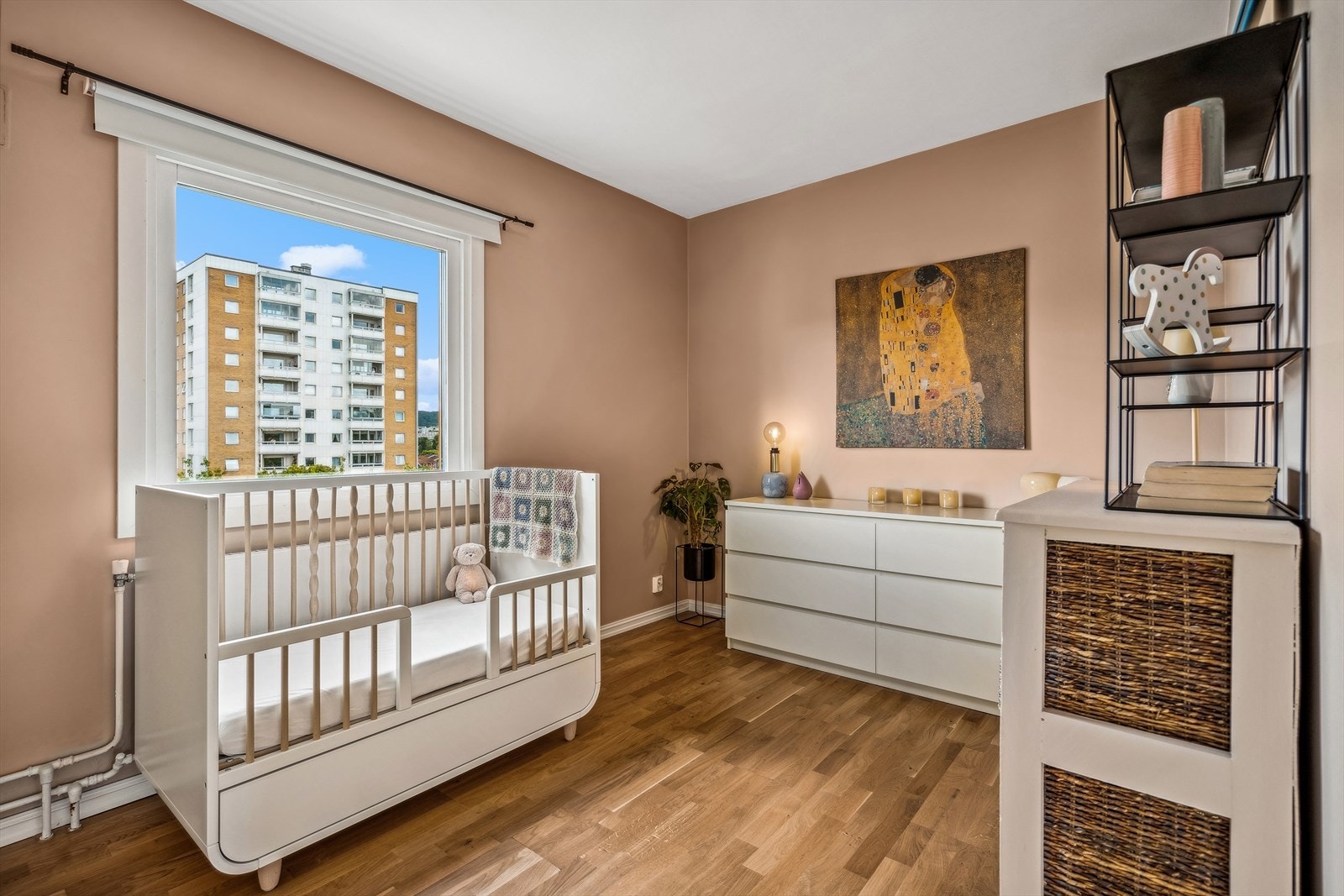 Soverom II: I likhet med hovedsoverommet har soverom II gulvflater av eikeparkett, hvite 1-speils innerdører i tre fra 2022 og er innredet med praktisk skyvedørsgarderobe. Galleribilde