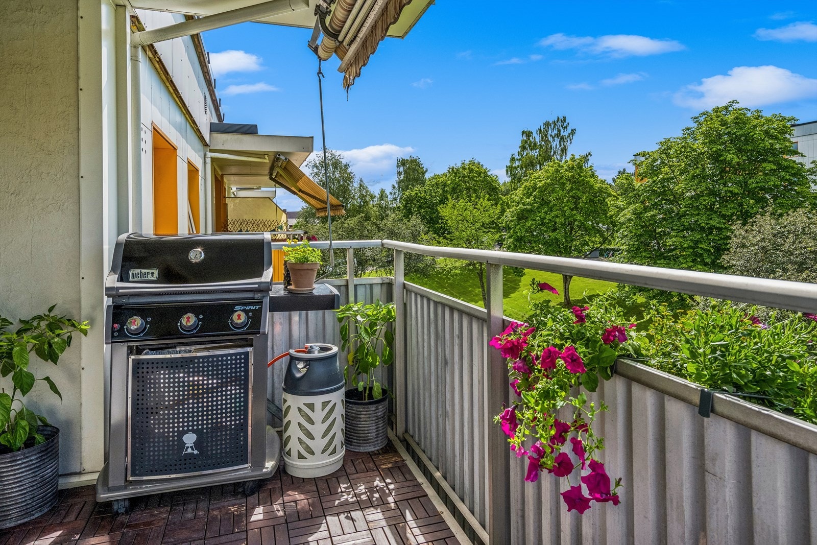 Fra stuen er det utgang til en solrik balkong med sydvendt retning på ca. 7 m². Galleribilde