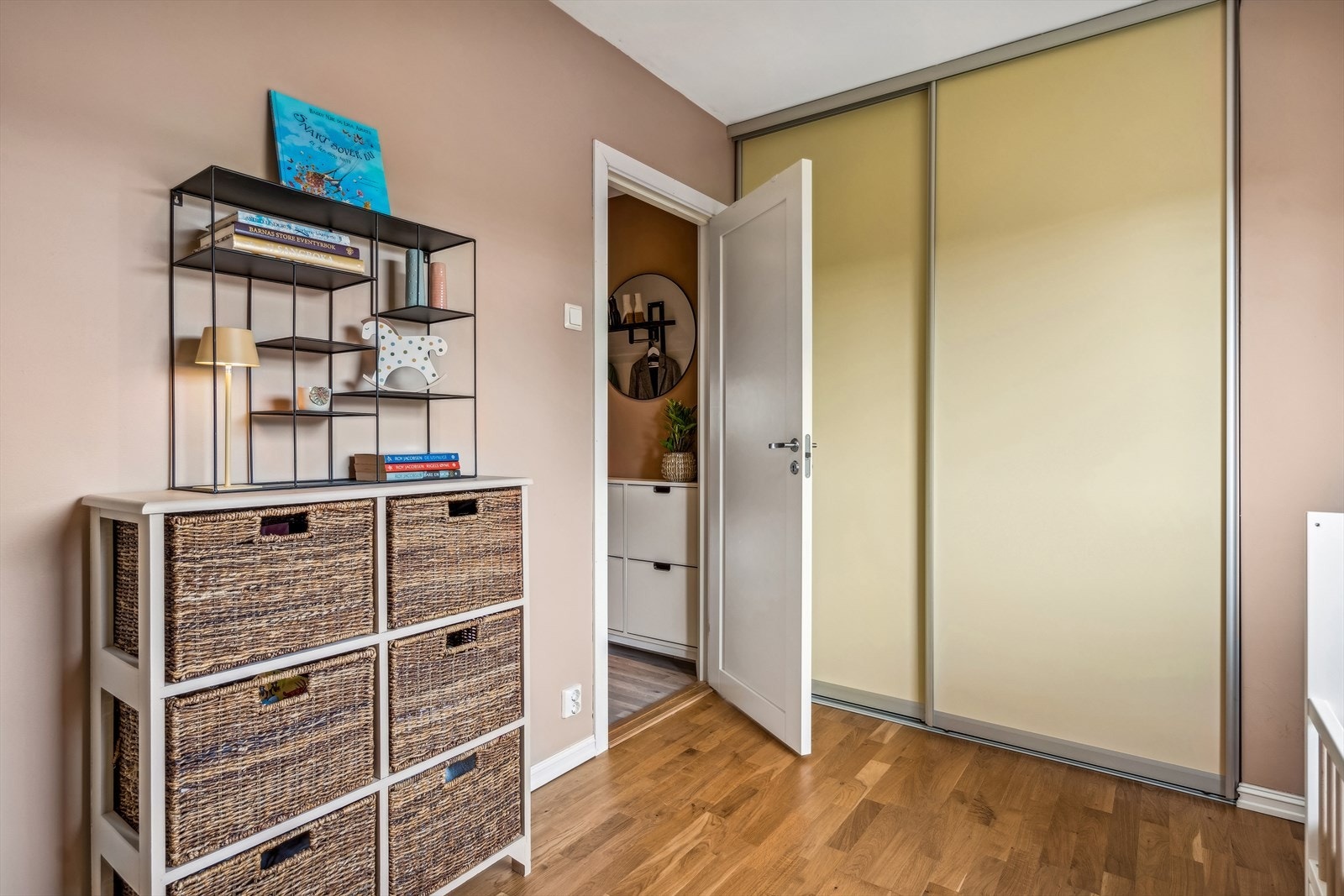 Soverom II er også romslig, og har plass til dobbeltseng og annet ønskelig møblement. Galleribilde