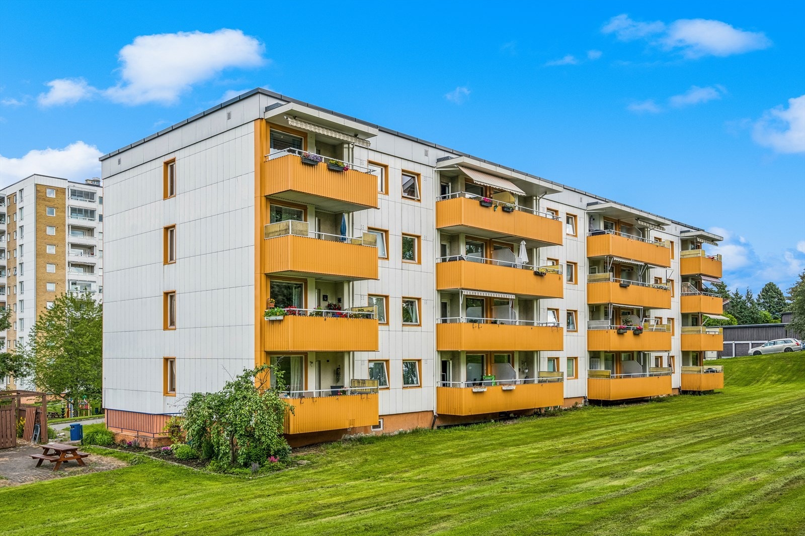 Leiligheten er en endeleilighet i byggets 4. etasje og disponerer to kjellerboder. V.V og fyring inkludert i felleskostnadene. Borettslaget har garasjer og parkeringsplasser som leies ut etter ansiennitet. Galleribilde