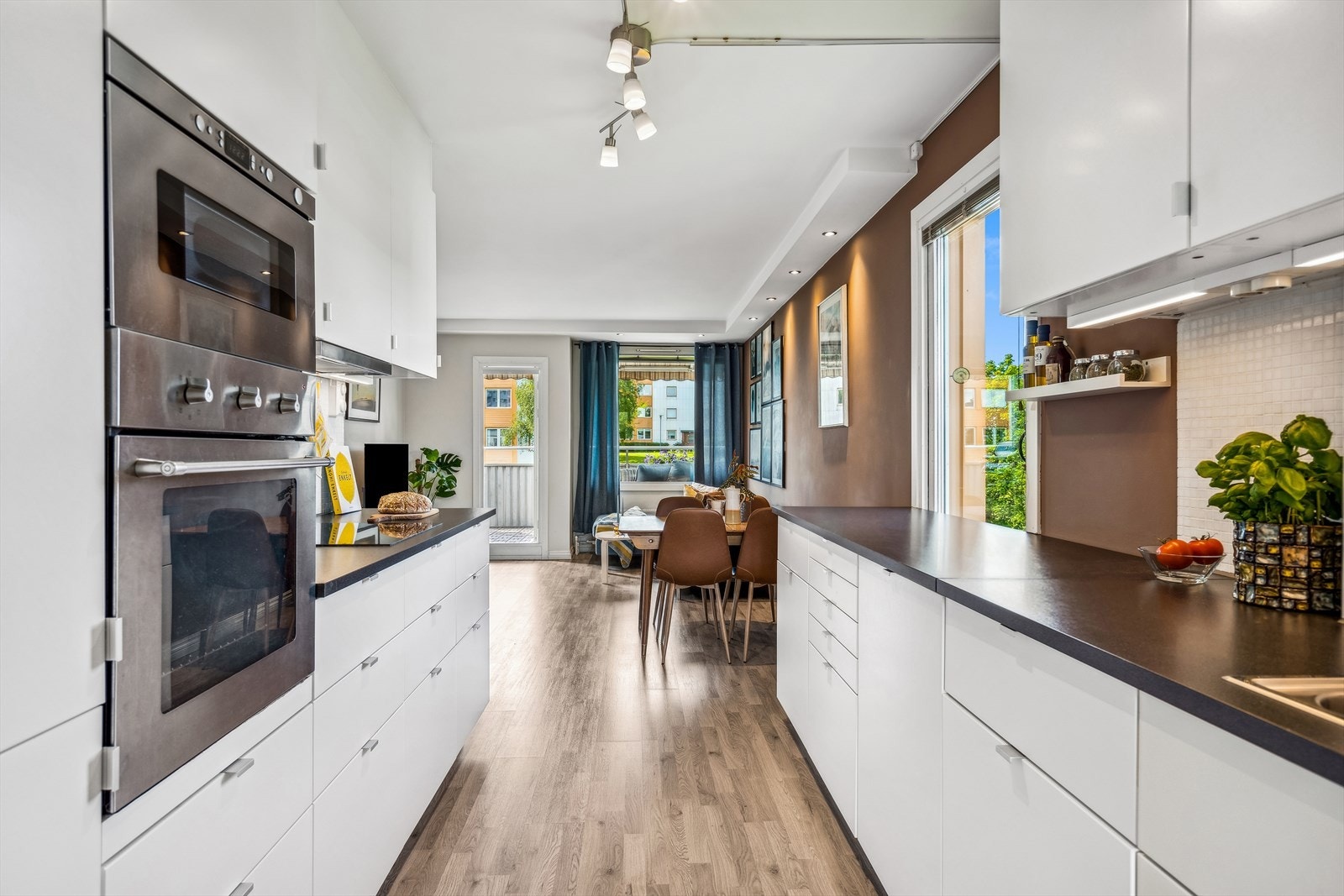 Kjøkkenet gir muligheter for hyggelig kokkelering med grønt utsyn. Kjøkkenet har god romfølelse med rikelig benk- og skapplass. Utstyrt med integrert oppvaskmaskin, induksjonstopp, stekeovn, mikrobølgeovn og kombinert kjøle-og fryseskap fra IKEA. Galleribilde