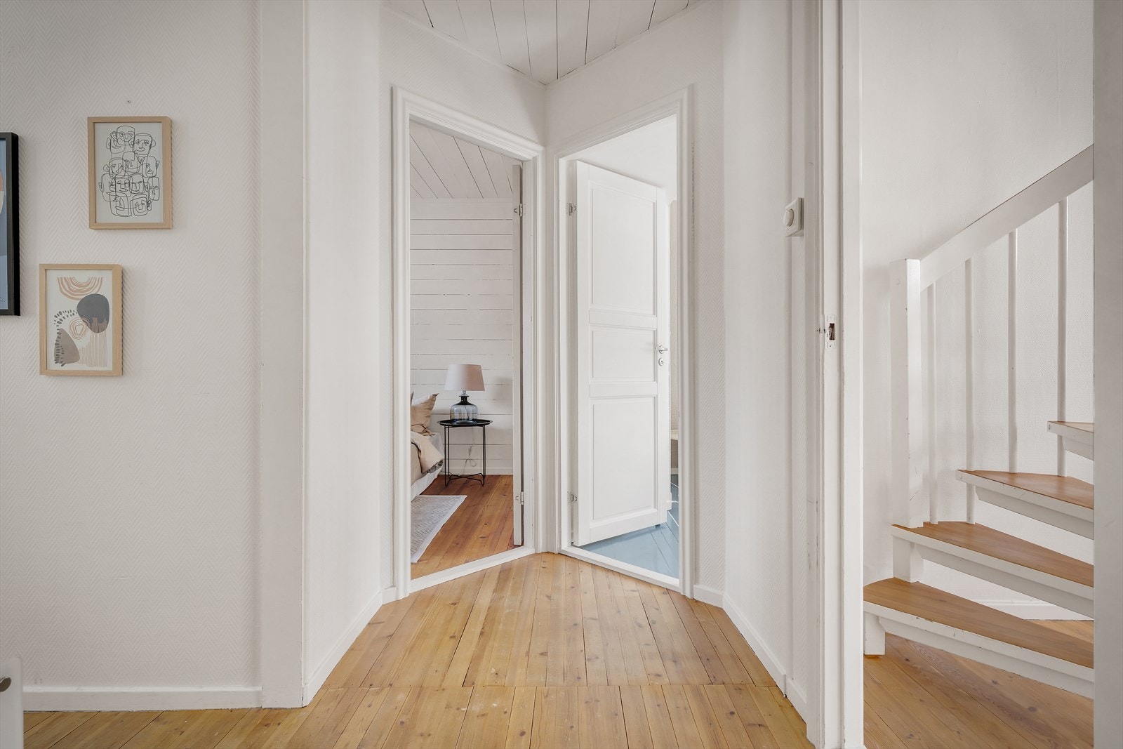 - Lys og innbydende mellomgang - Galleribilde