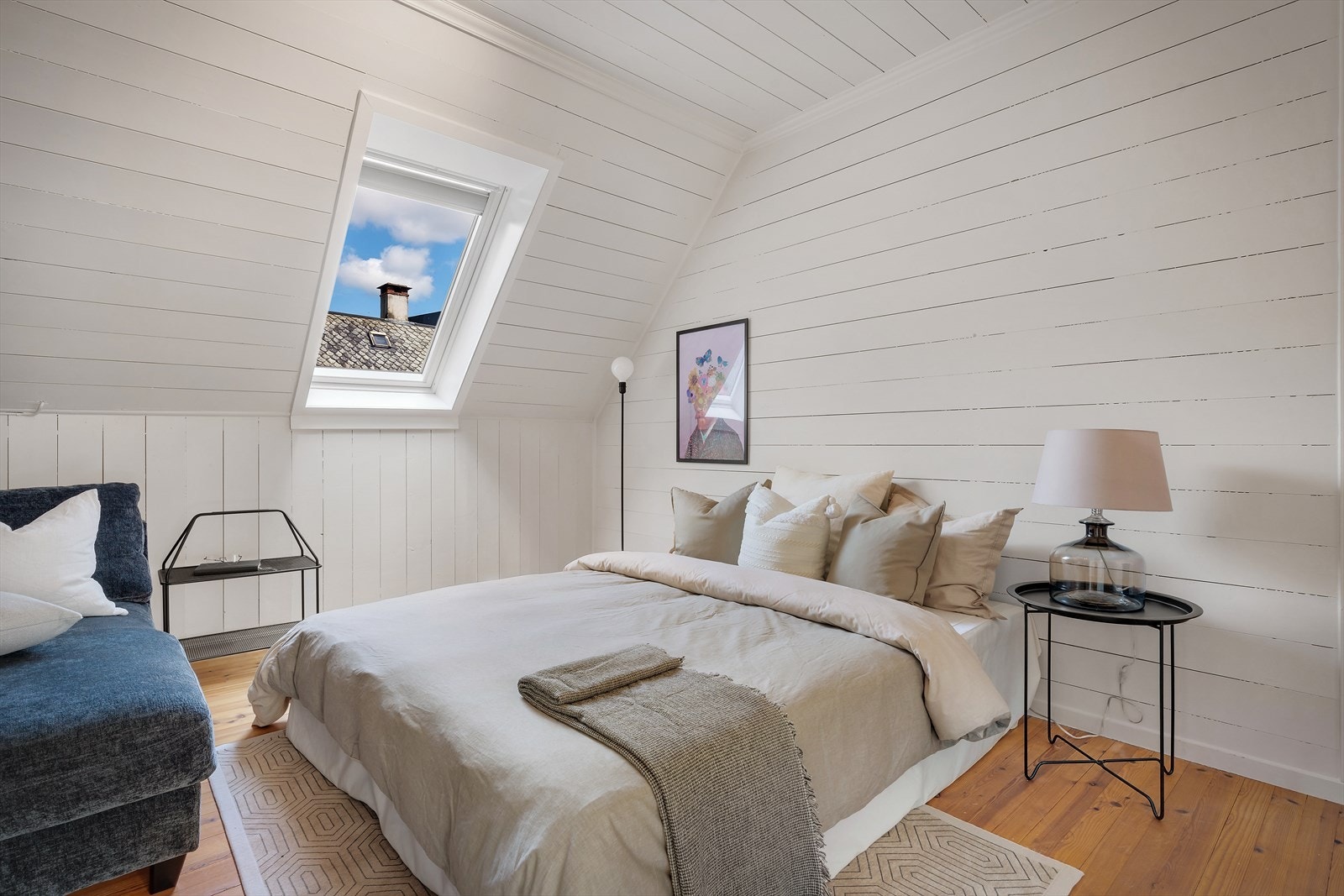 - Soverom 1 måler 11,3m². Merk deg medfølgende solskjerming til det nye Velux vinduet fra 2021 - Galleribilde